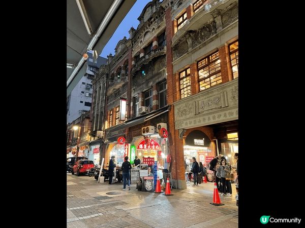 迪化街商圈看到一些巴洛克式裝飾建築，以及紅磚瓦屋、復古的街道...