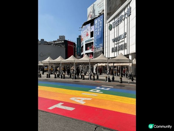 迪化街商圈看到一些巴洛克式裝飾建築，以及紅磚瓦屋、復古的街道...