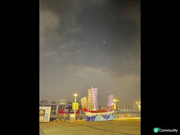 迪化街商圈看到一些巴洛克式裝飾建築，以及紅磚瓦屋、復古的街道...