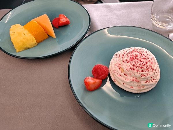 歐遊完結之際乘商務回港,一嘗升級服務,的確係訓得舒服d,食得...