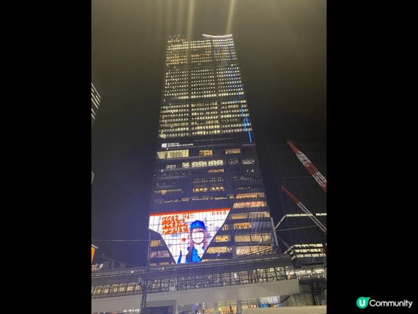 這是位於東京的新宿，是一個很繁華的地方 內有很多各式的商店及...