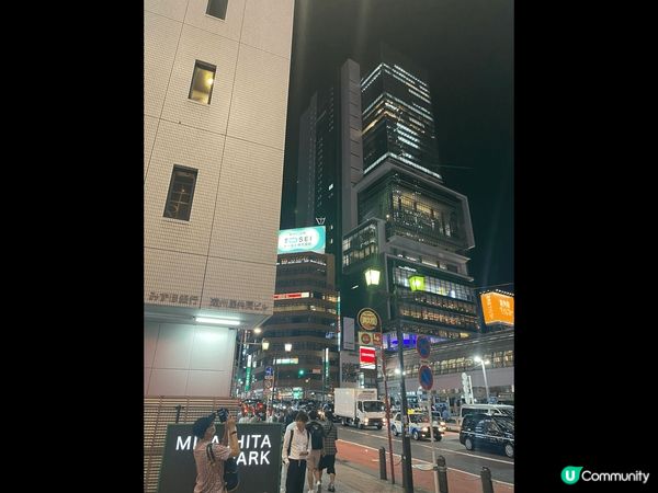 這是位於東京的新宿，是一個很繁華的地方 內有很多各式的商店及...