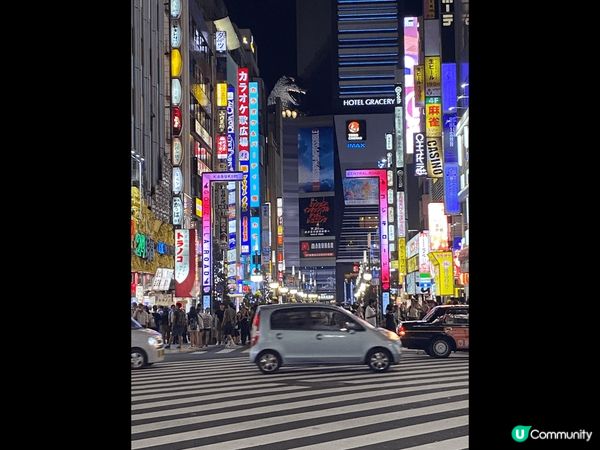 這是位於東京的新宿，是一個很繁華的地方 內有很多各式的商店及...