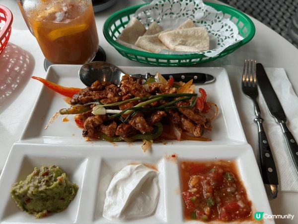 墨西哥午餐，前菜係南瓜湯配nachos，主菜係豬肉配薄餅，甜...