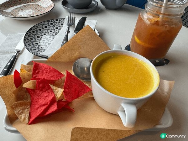 墨西哥午餐，前菜係南瓜湯配nachos，主菜係豬肉配薄餅，甜...