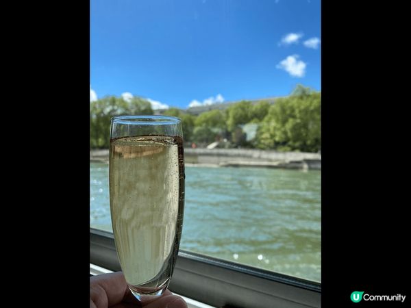 塞納河遊船午餐，可以一邊食午餐（正常味道?）、一邊遊河睇風景