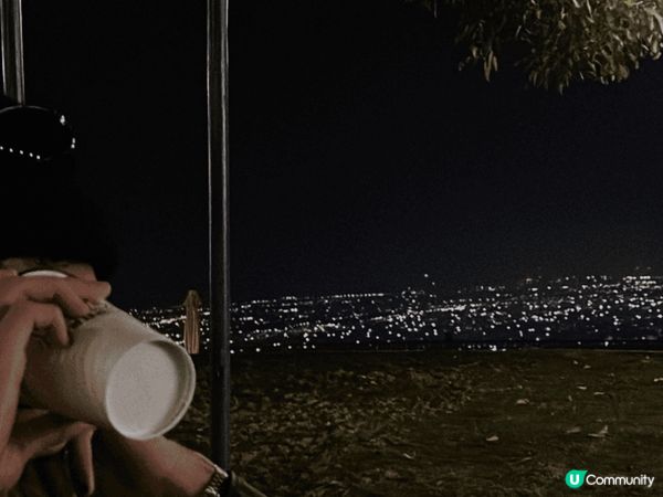 是台中的山頂狗cafe 有不同品種的狗和嘢食嘢飲 最重要有靚...