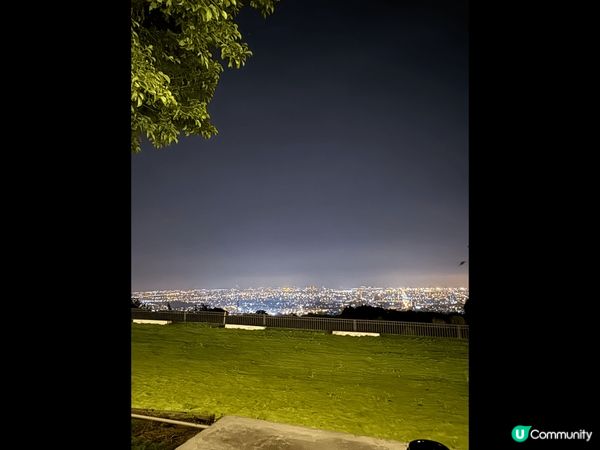 是台中的山頂狗cafe 有不同品種的狗和嘢食嘢飲 最重要有靚...