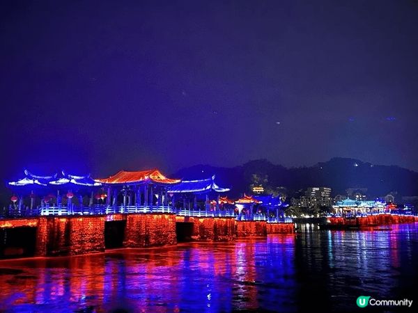 位於潮州的廣濟樓，無論日景或夜景都有不同的古風氣息；晚上還有...