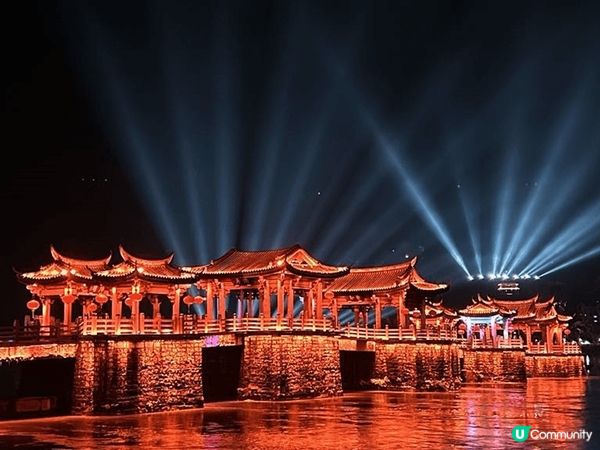 位於潮州的廣濟樓，無論日景或夜景都有不同的古風氣息；晚上還有...