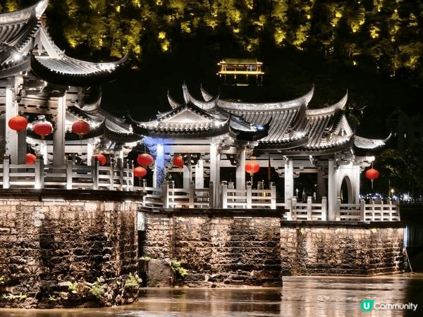 位於潮州的廣濟樓，無論日景或夜景都有不同的古風氣息；晚上還有...