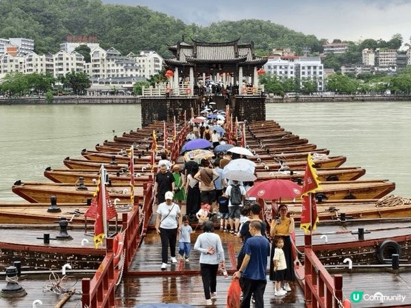 位於潮州的廣濟樓，無論日景或夜景都有不同的古風氣息；晚上還有...