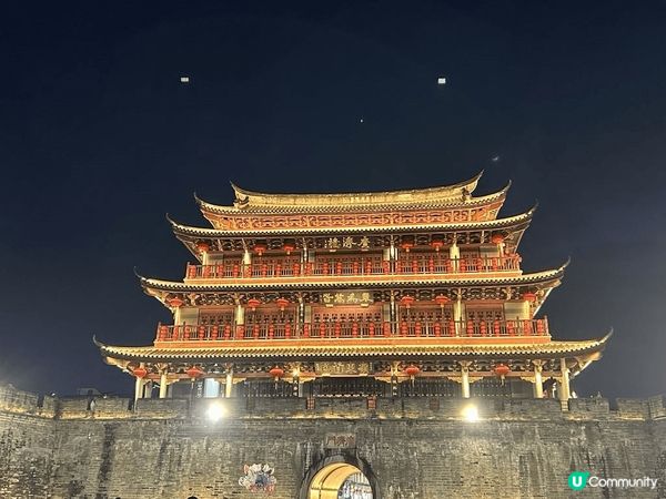 位於潮州的廣濟樓，無論日景或夜景都有不同的古風氣息；晚上還有...