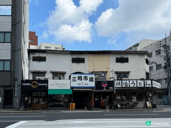 鬧市中的亮點，鄰近福岡藥院駅既三角市場，入面有多間細細的居酒...