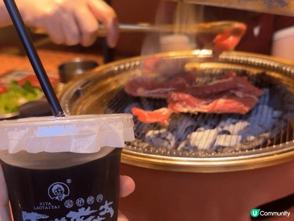 西塔老太太在深圳以其精湛的炭烤鰻魚和烤肉而聞名。鰻魚被炭火燒...