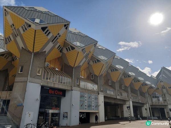 鹿特丹舊港的立體方塊屋由建築師Piet Blom設計，其概念...