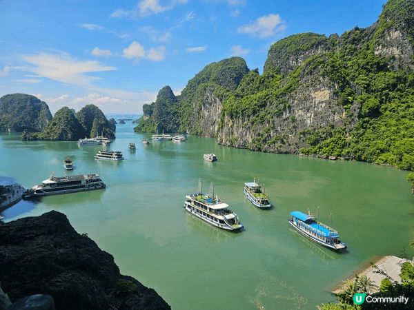 越南下龍灣，有小桂林之稱，其實下龍灣比桂林更大，風景也很優美...