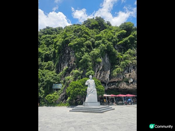 越南下龍灣，有小桂林之稱，其實下龍灣比桂林更大，風景也很優美...