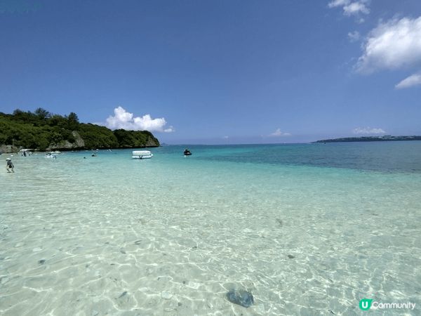 如玻璃透淨，各種藍色交替，沖繩的海令人樂而忘返。推薦瀨底海灘...