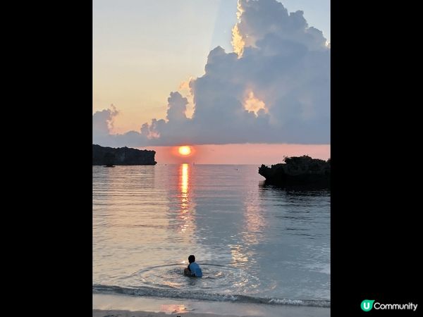 如玻璃透淨，各種藍色交替，沖繩的海令人樂而忘返。推薦瀨底海灘...