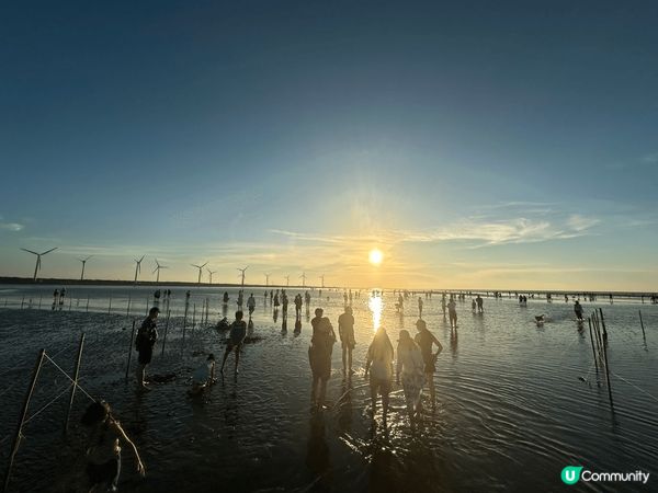 台中高美濕地睇日落一流，又有一排有一排巨大風力塔，加上退潮後...