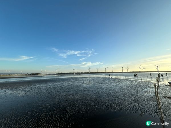 台中高美濕地睇日落一流，又有一排有一排巨大風力塔，加上退潮後...