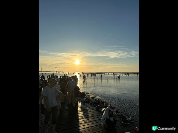 台中高美濕地睇日落一流，又有一排有一排巨大風力塔，加上退潮後...