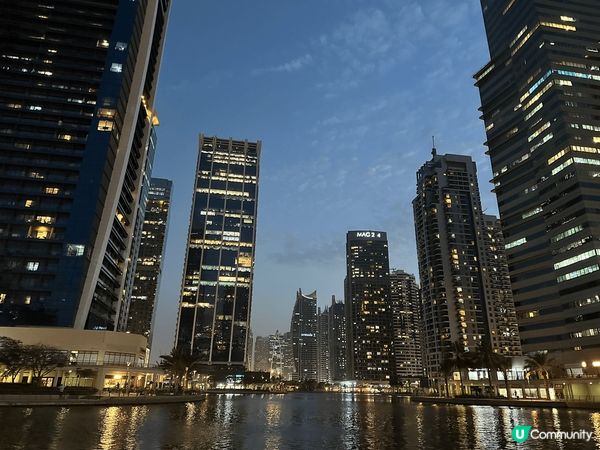 當我們翻看這些照片時，哈利法塔的壯觀高聳令我們感到自己彷彿置...