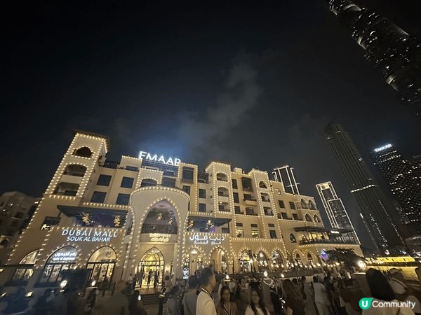 當我們翻看這些照片時，哈利法塔的壯觀高聳令我們感到自己彷彿置...