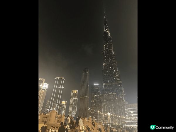 當我們翻看這些照片時，哈利法塔的壯觀高聳令我們感到自己彷彿置...