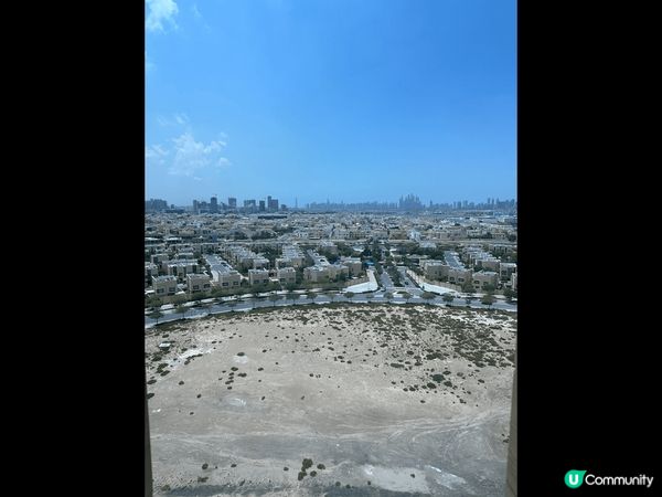 當我們翻看這些照片時，哈利法塔的壯觀高聳令我們感到自己彷彿置...