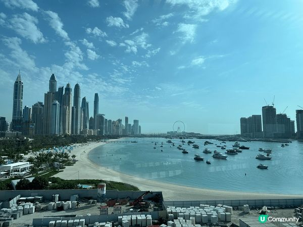 當我們翻看這些照片時，哈利法塔的壯觀高聳令我們感到自己彷彿置...