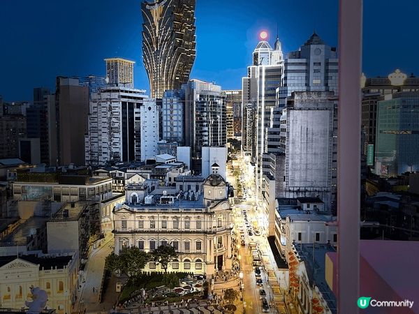 澳門新中央酒店，位於澳門新馬路中段，重建仿製最早期的風格，歷...