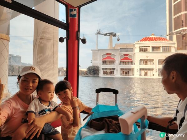 到澳門永利皇宮坐觀光纜車，纜車一個車廂可以坐6個人，所以排隊...