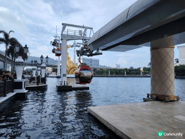 到澳門永利皇宮坐觀光纜車，纜車一個車廂可以坐6個人，所以排隊...