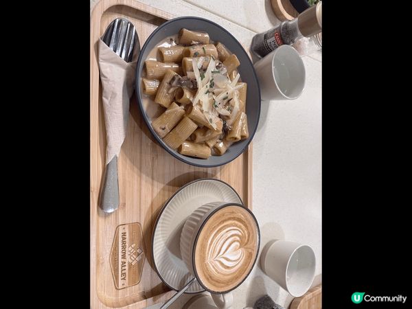 這是位於觀塘的cafe「橫街窄巷」，招牌蜆肉意粉超香蒜味，蜆...