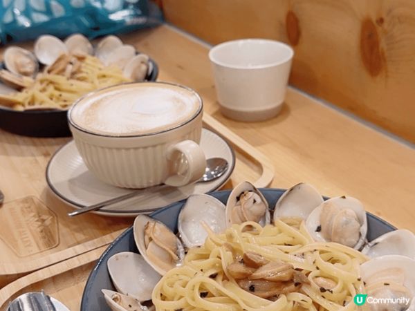 這是位於觀塘的cafe「橫街窄巷」，招牌蜆肉意粉超香蒜味，蜆...