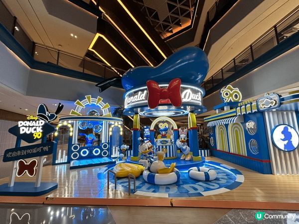 唐老鴨90周年喺深圳商場設有慶祝裝置，夏日派對風適合鴨迷打卡...