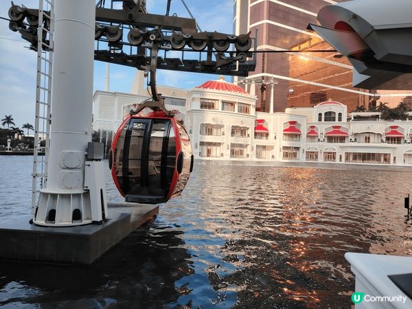 在澳門永利皇宮搭纜車，可以盡情飽覽表演湖的璀璨景色，隨後緩緩...