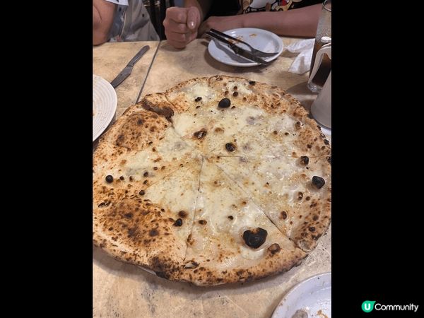 這是在福岡吃的瑪格麗特pizza，四重芝士pizza和和烤豬...