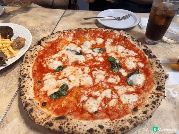 這是在福岡吃的瑪格麗特pizza，四重芝士pizza和和烤豬...