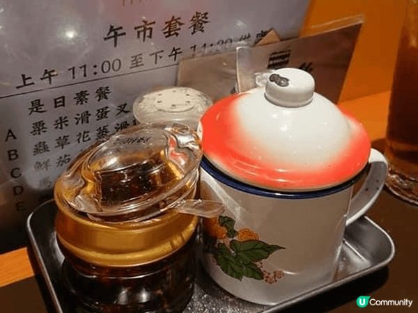 放假去咗金記冰室食嘢，食左一大碟即場現製多料西炒飯，仲有杯熱...