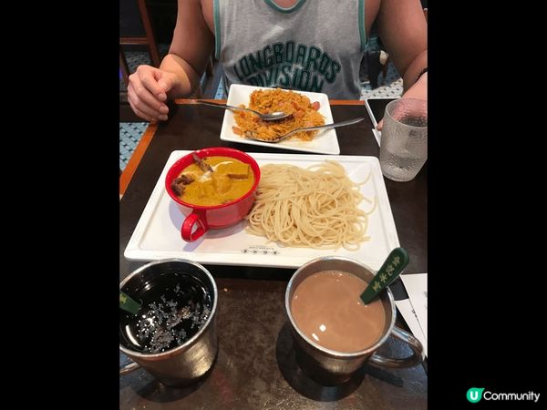 放假去咗金記冰室食嘢，食左一大碟即場現製多料西炒飯，仲有杯熱...