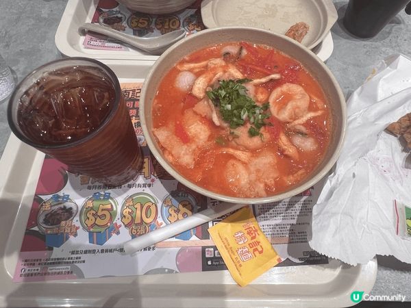 驚喜蕃茄芝士湯底配米線，湯底好飲到整碗喝下，配料為魚肉片、魚...