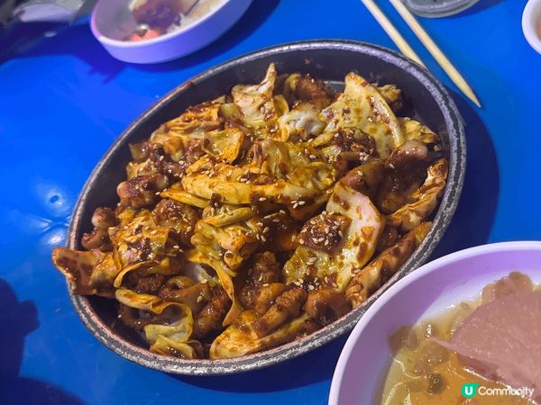 這間hoo韓國包車，相片分係街頭魚糕串串、炸雞及招牌炒章魚。...