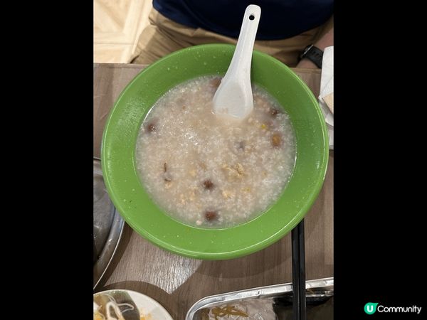 銀杏冰室由非牟利機構打理。店內所有員工都超過60歲以上，佢哋...