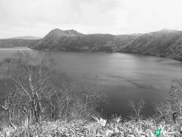 摩周湖充滿了藍色湖水,被人們暱稱為「摩周的藍寶石」,景色十分...