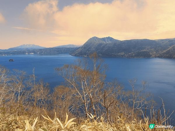 摩周湖充滿了藍色湖水,被人們暱稱為「摩周的藍寶石」,景色十分...