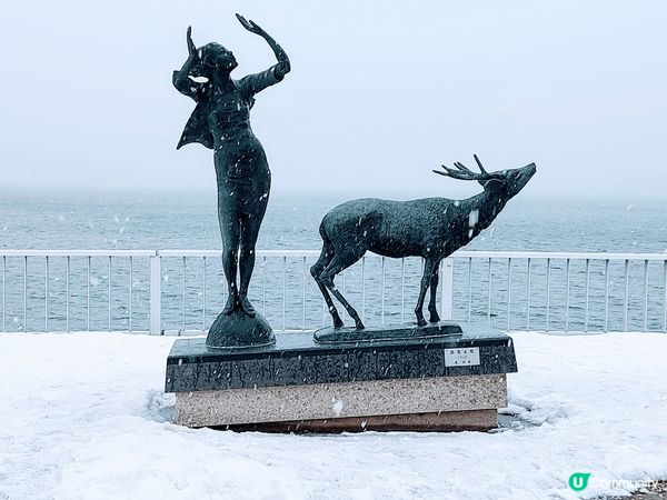 洞爺湖溫泉街上除了有間溫泉飯店之外，也有好幾處免費手湯、足湯...
