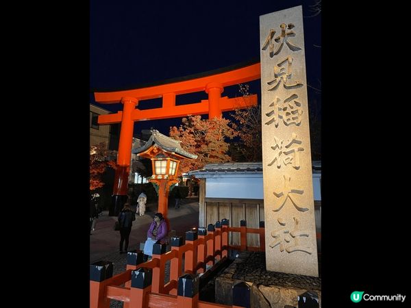 京都伏見稻荷神社，除了連綿的紅色鳥居外，晚上還有燈光秀。